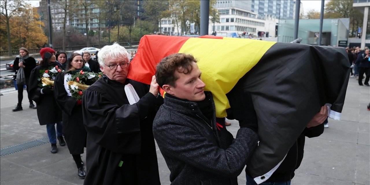 Belçika'da avukatlardan mültecileri sokağa terk ederek hukuku öldüren devlete cenaze töreni