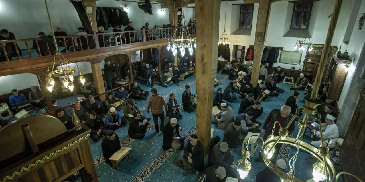 Erzurum camilerinde sabaha kadar süren 1001 hatim geleneği