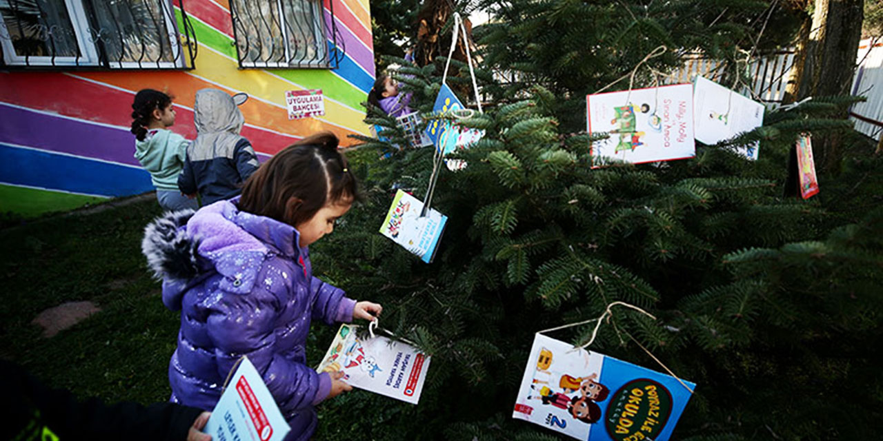 Köy okulunun bahçesindeki ağaçlar kış ortasında 'kitap' açtı