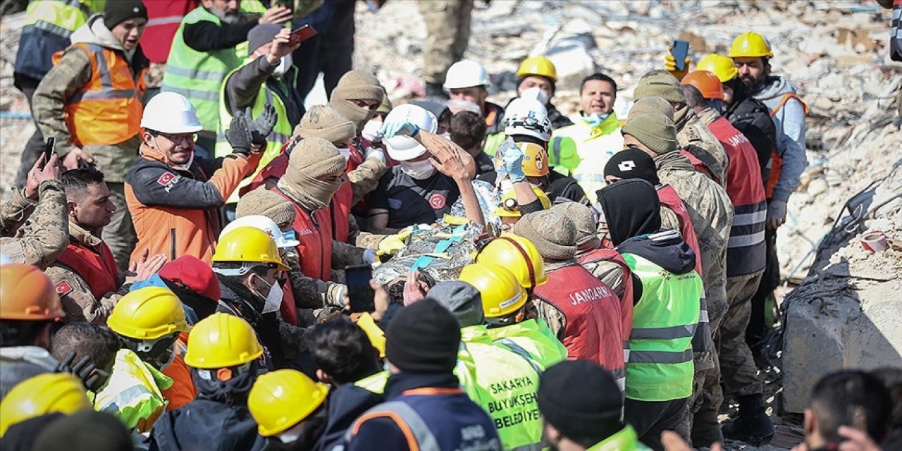 Depremde 90 ülkeden arama kurtarma ekipleri Türkiye'ye yardıma geldi