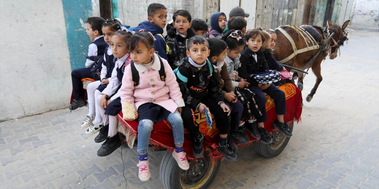Gazze'nin okul servisi: Eşek arabası