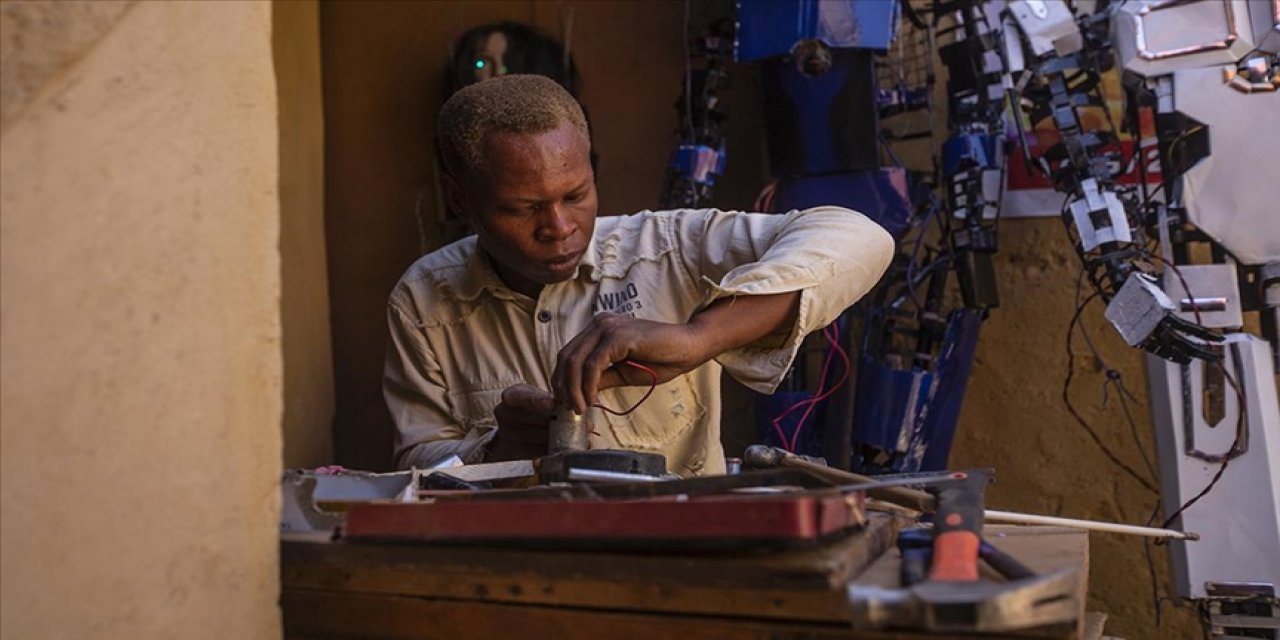 Kerpiç evde oturan Sudanlı genç, atık malzemeleri robota dönüştürüyor