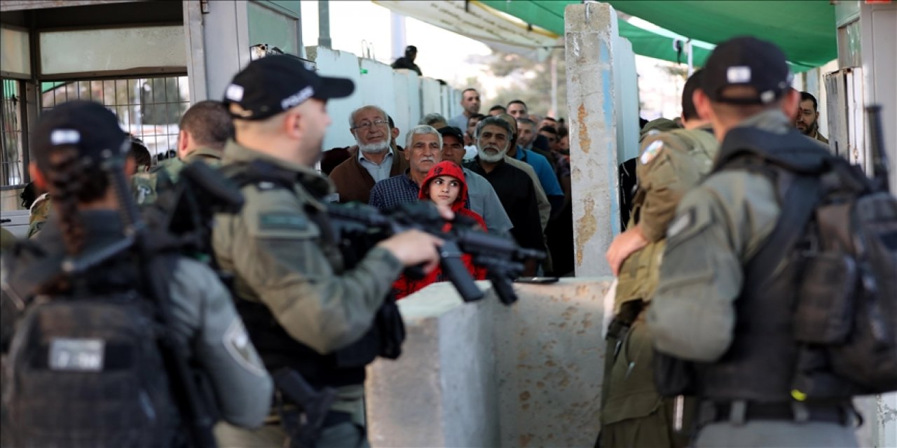 İşgalci İsrail polisi, Mescid-i Aksa’nın kapısında cuma namazına gelenlere saldırdı