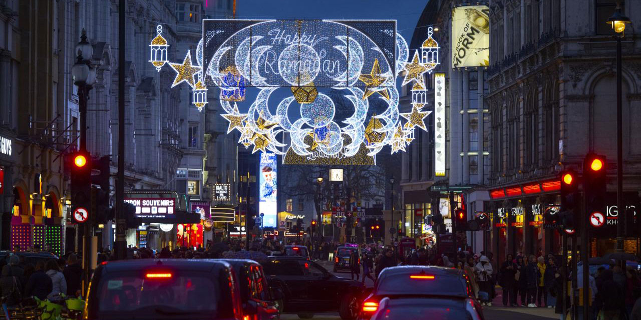 Londra'nın ünlü caddesini Ramazan ışıkları aydınlatacak