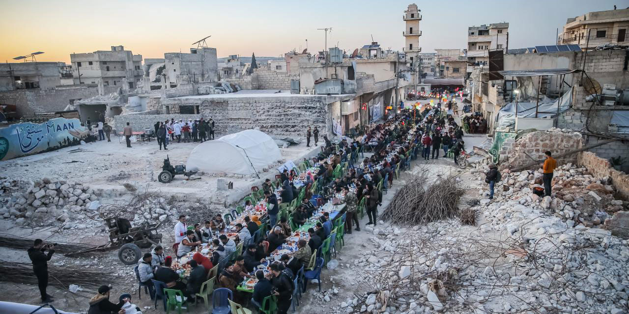 Halep'de enkaz haline gelen evlerin arasında iftar