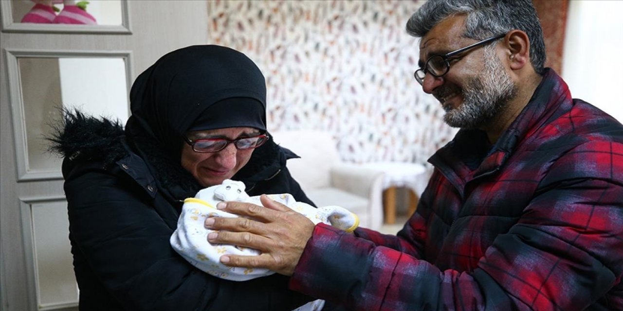 Depremzede aile 53 gündür göremedikleri bebeklerine gözyaşlarıyla kavuştu