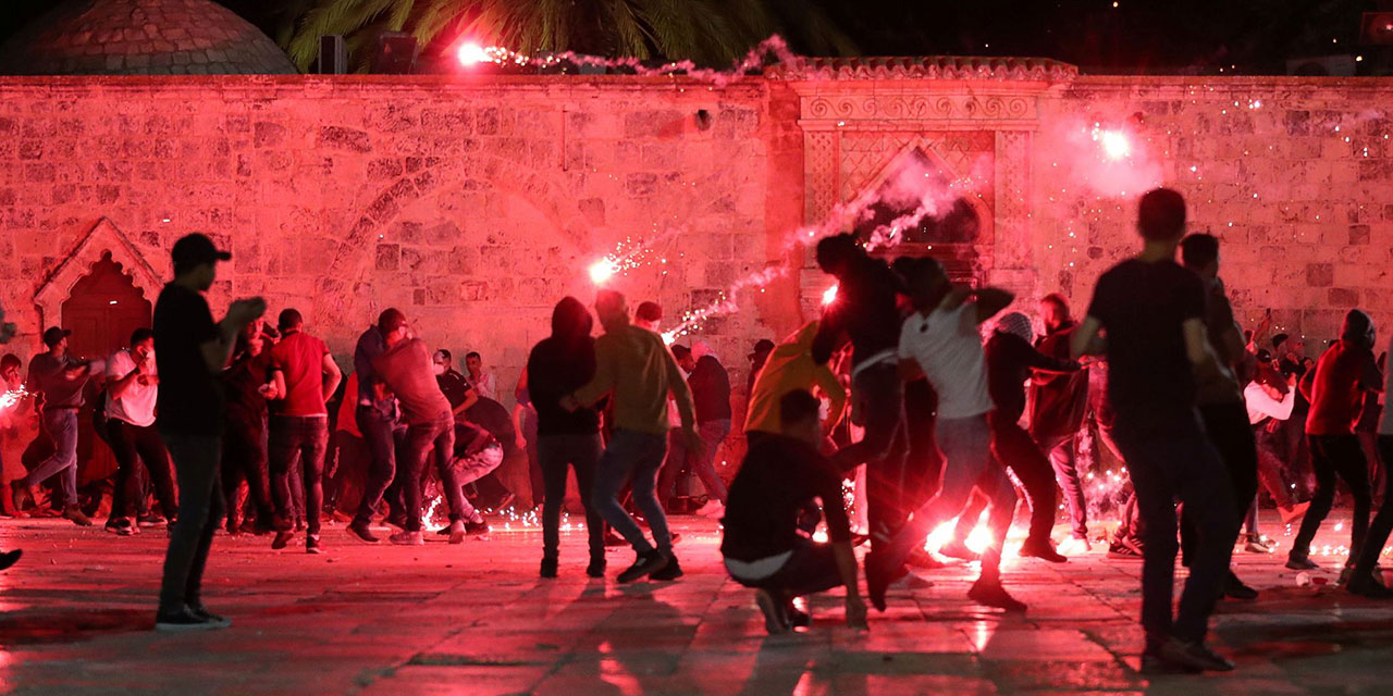 Haydut devlet İsrail'in polisi, teravih namazı kılanlara ses bombası attı