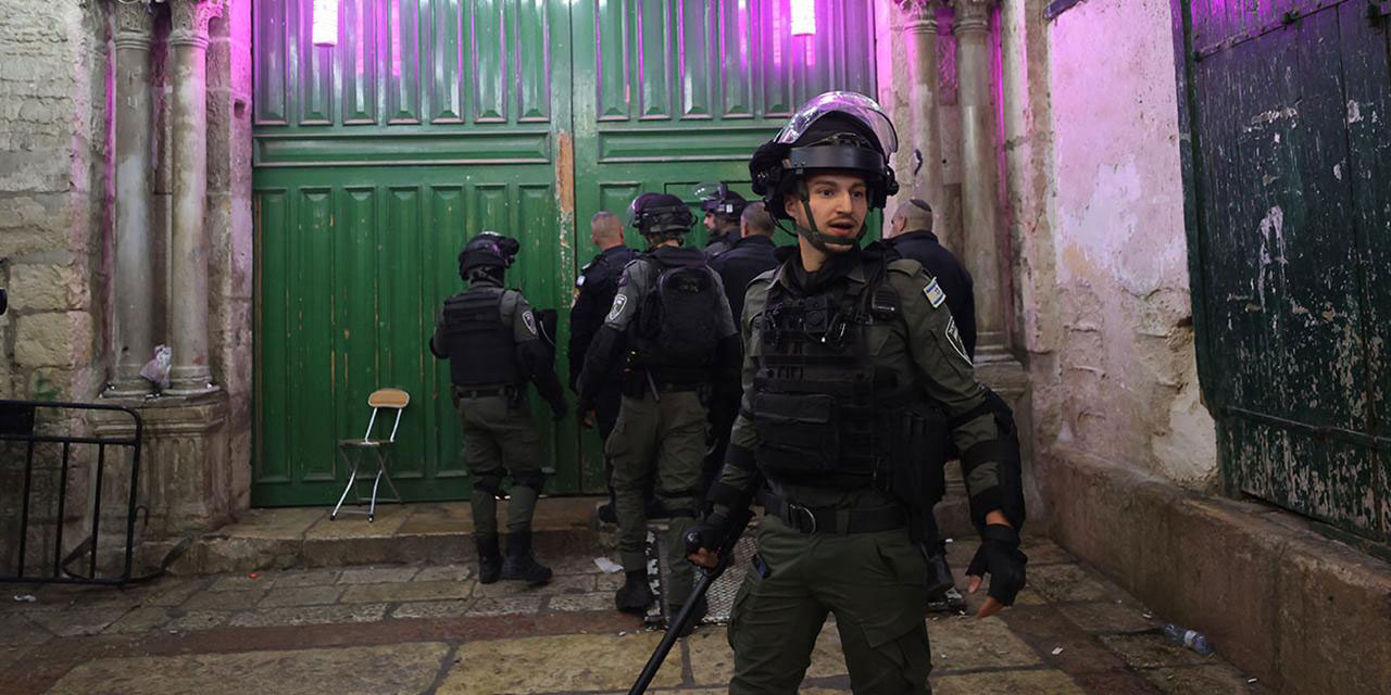 İşgalci İsrail şimdi de Filistinlilerin camiye girişini yasakladı