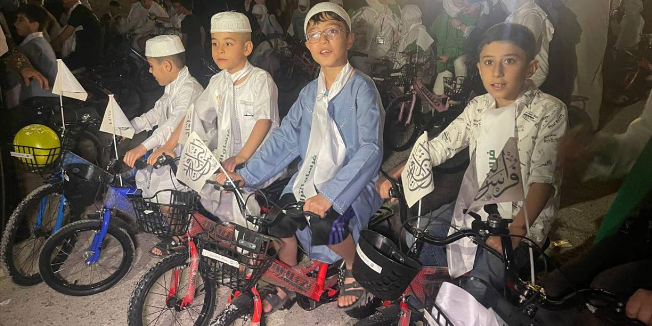 Kerkük'te teravihe devam eden 120 çocuğa bisiklet hediyesi