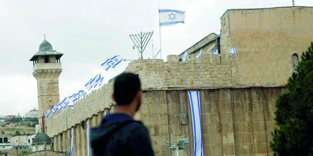 Müslümanlar uyumaya devam! İşgalci İsrail bayrağını Harem-i İbrahim Camisi'ne astı
