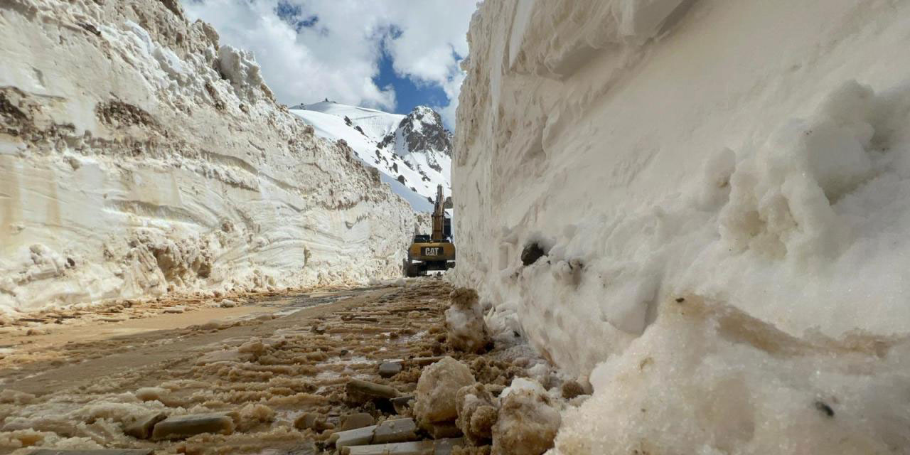 Hakkari'de kar kalınlığı yer yer 7 metreyi buluyor