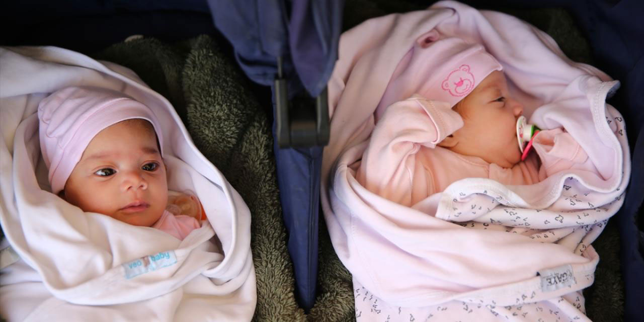 Enkaz altında dünyaya gelen ikizler 96 gün sonra ailesine kavuştu
