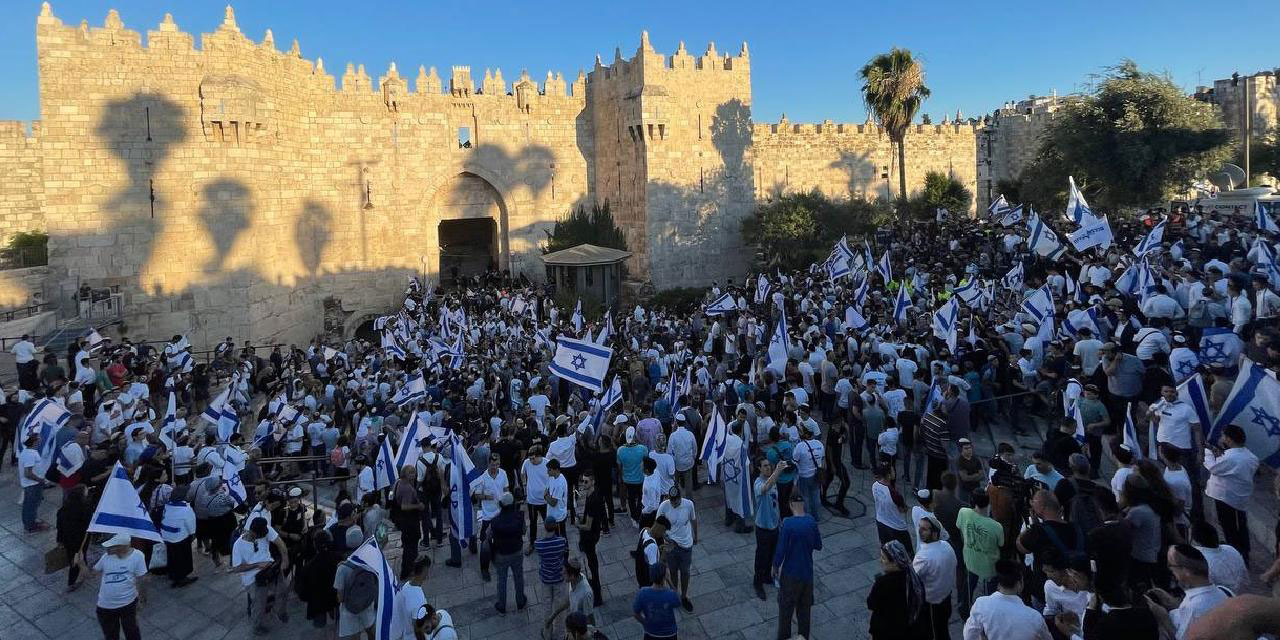 Fanatik Yahudilerin 'Araplara ölüm' sloganları ile bayrak yürüyüşü