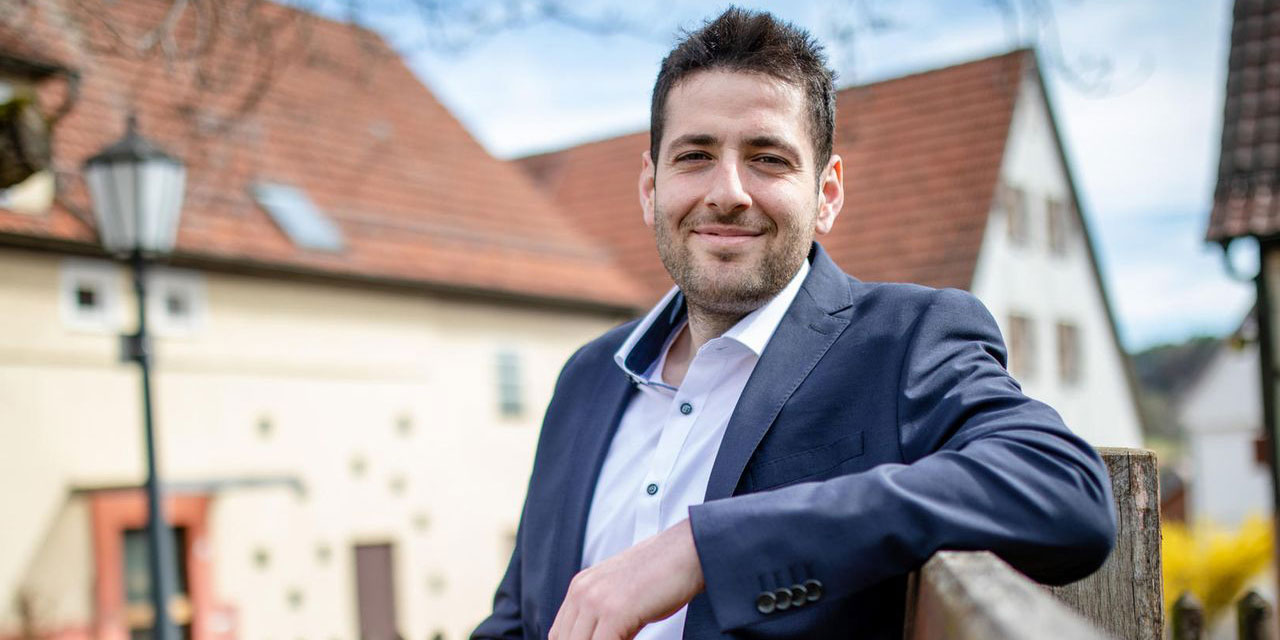 Almanya'ya geldikten 8 yıl sonra belediye başkanı seçilen Suriyeli mülteci