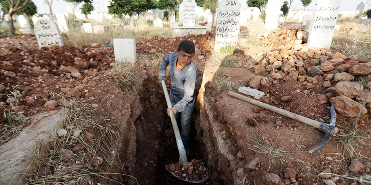 Halepli 11 yaşındaki yetim çocuk ailesine bakabilmek için mezar kazıyor