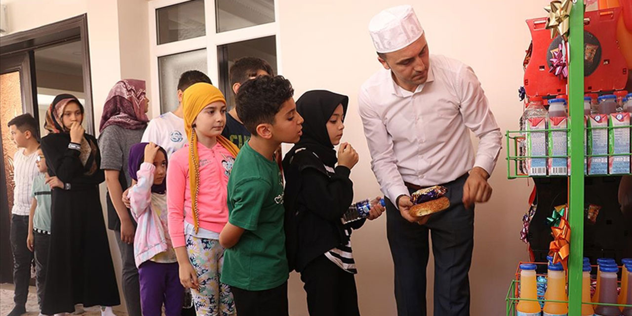 Camide kurulan 'Çocuk Market' yeni nesle camiyi sevdiriyor