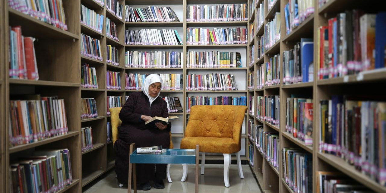 67 yaşındaki Pembiş teyze tam bir kitap sevdalısı: Misafirliğe gitsem de yanımda götürürüm