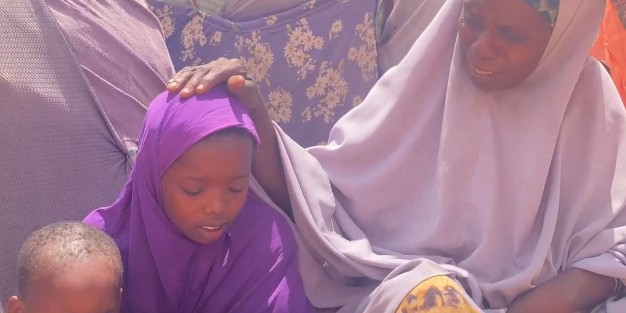 Somalili anne, çocuklarını yaşatmak için 13 gün boyunca kampa yürüdü