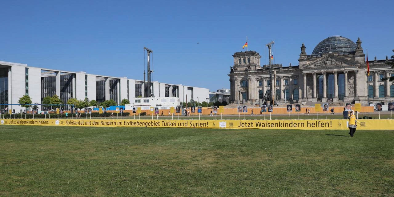 Almanya Federal Meclis önünde 75 metrelik 'Yetim Sofrası' açıldı