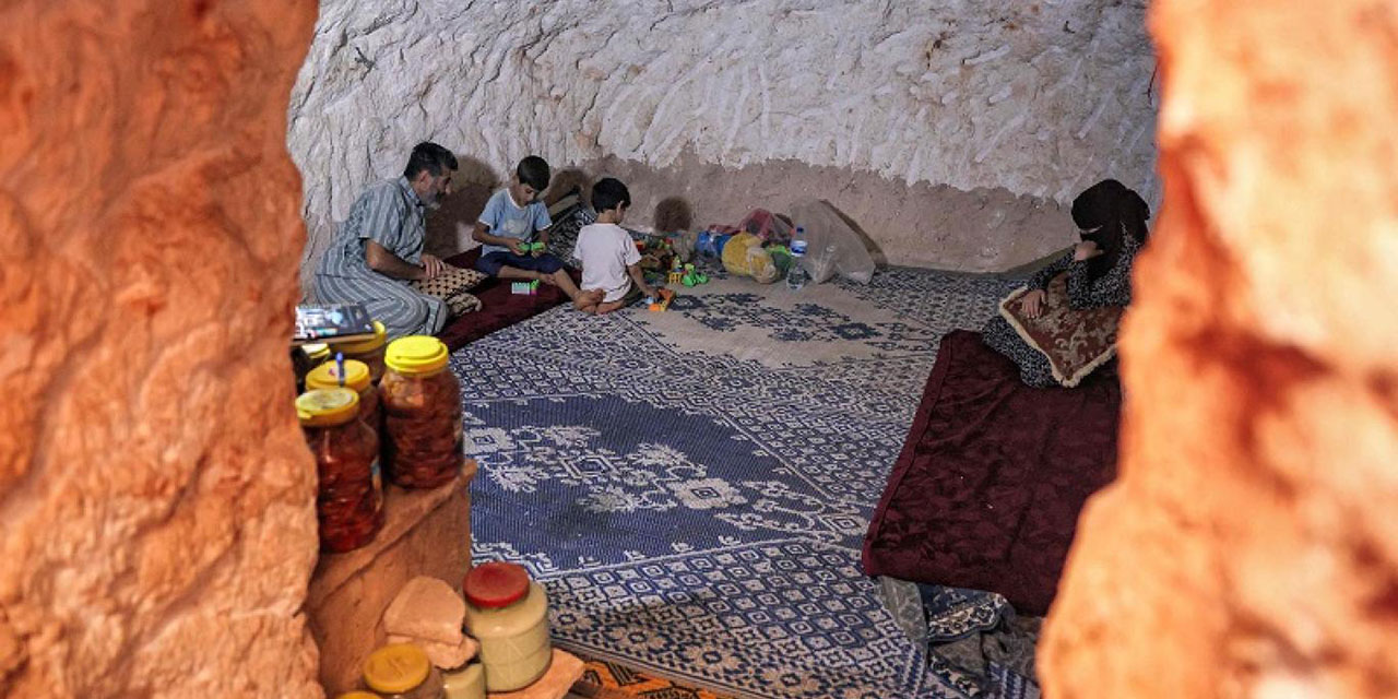 Suriyeli aile bombalardan korunmak için mağarada yaşıyor