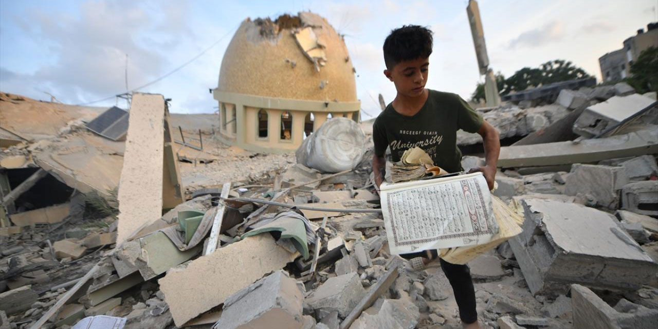 İşgalci İsrail Gazze'de camileri ve evleri bombalıyor