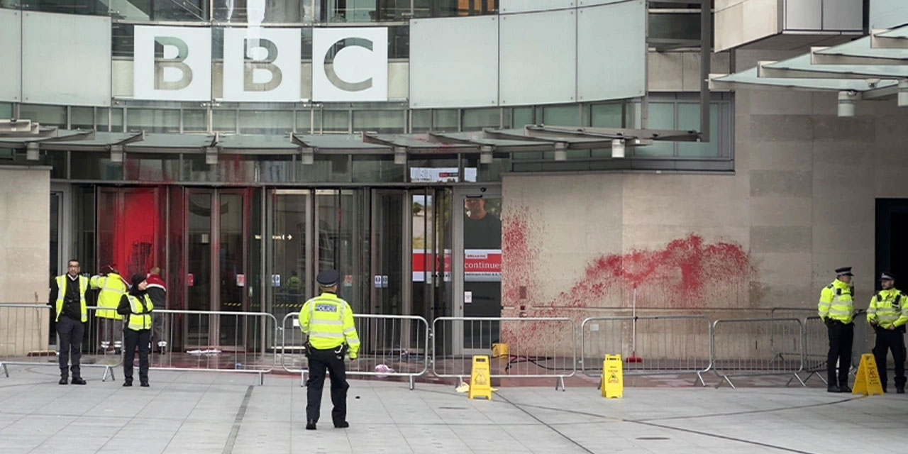 İsrail'in borozanı BBC'ye boyalı mesaj: Gazze'nin kanı elinizde!