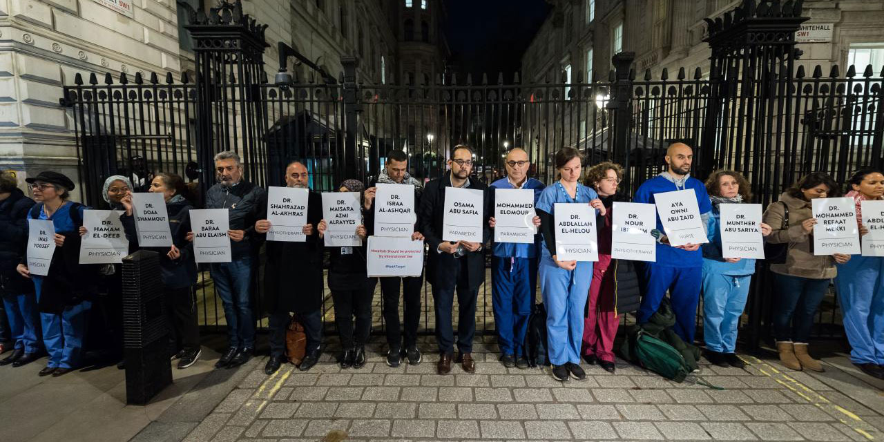 İngiltere'de sağlık çalışanları gözyaşı içinde Gazze'ye destek verdi