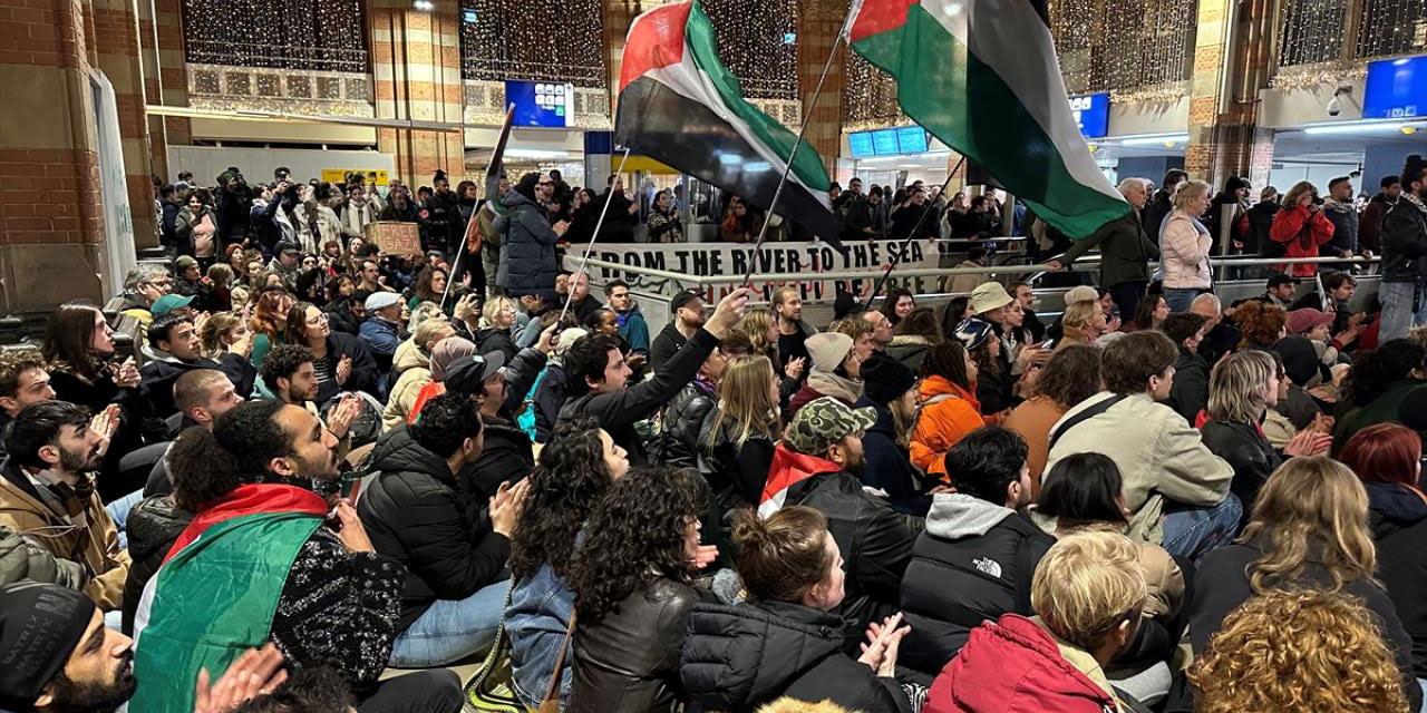 Hollanda'nın birçok şehrinde 'Fatiha Sureli' Filistin'e destek eylemleri yapıldı