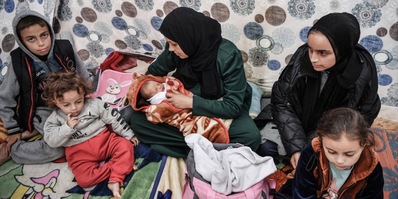 Gazzeli anne, sığındığı çadırda doğan bebeğiyle yaşam mücadelesi veriyor