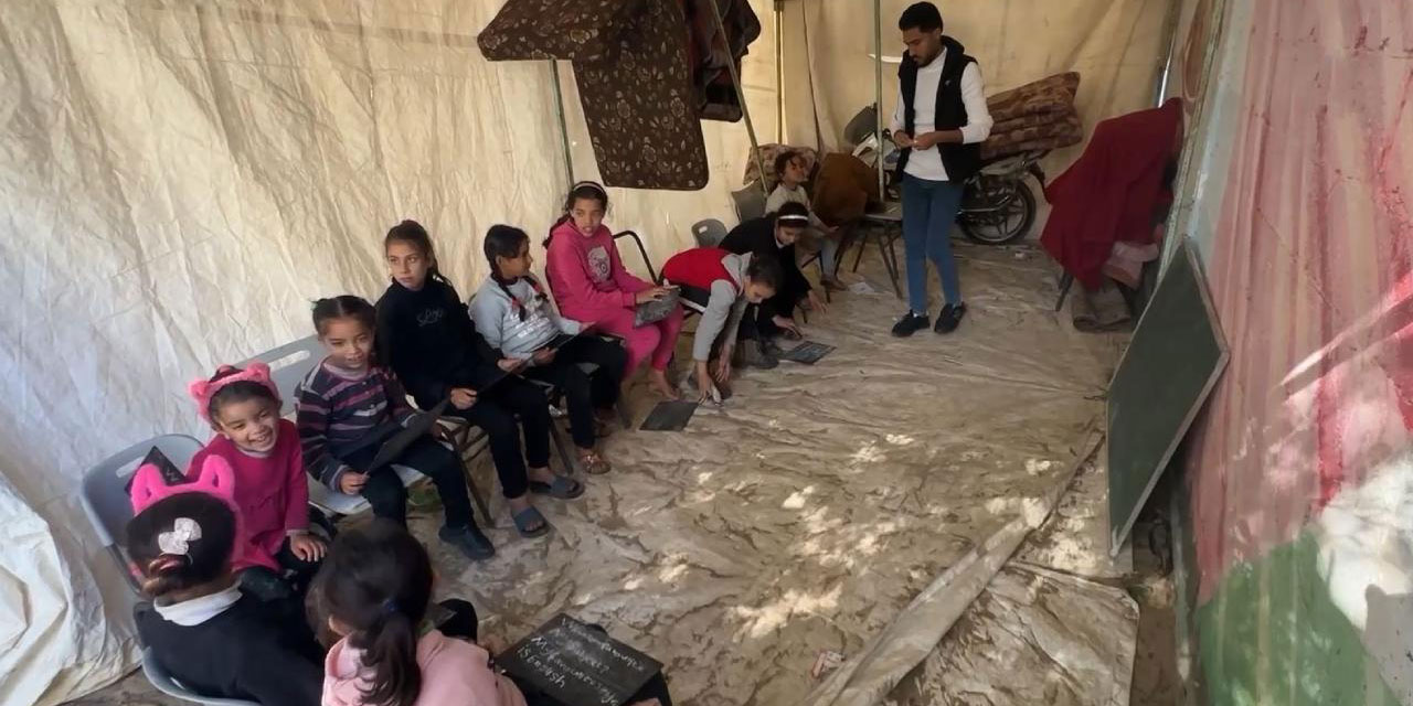 Filistinli öğretmen katliamın gölgesinde çocuklara çadır sınıfta ders veriyor