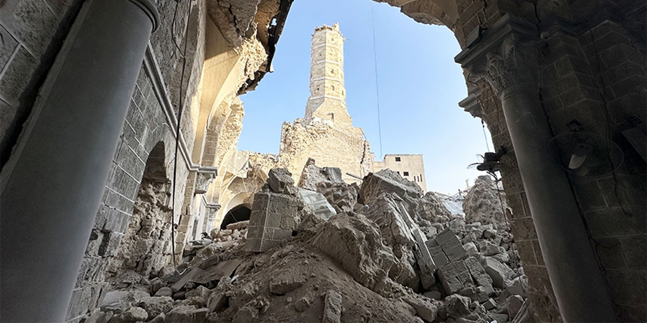 Terör devleti israil, Gazze'deki 14 asırlık Büyük Ömeri Camii'ni de yıktı