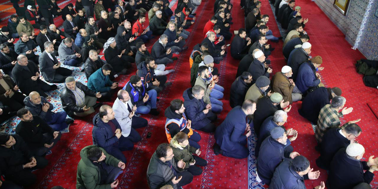 Depremlerde vefat edenler sabah namazında Kur'an ve dualarla yad edildi