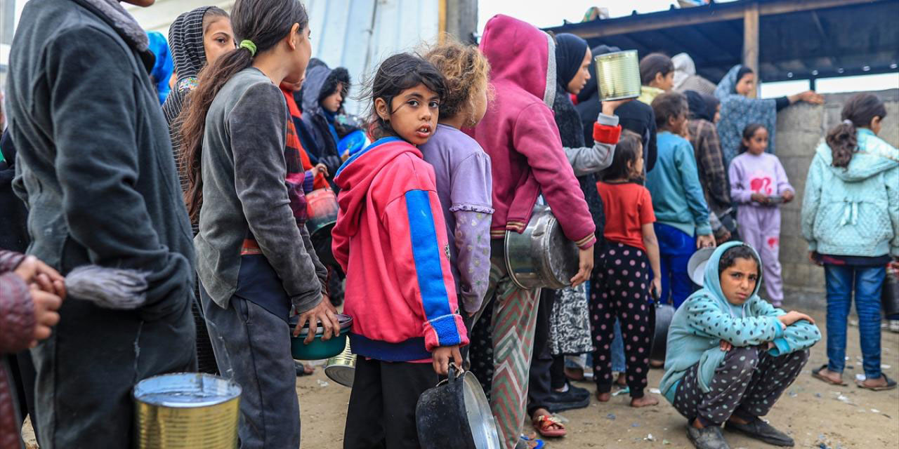 Gazze'de çocuklar, ailelerine yemek alabilmek için dağıtım kuyruklarında bekliyor