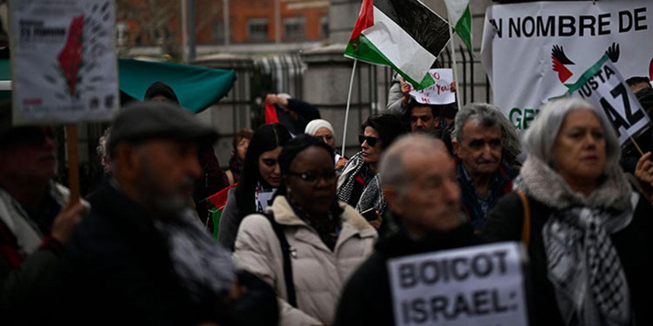 İspanya'da 180'den fazla Katolik derneğin üyeleri israili protesto etti