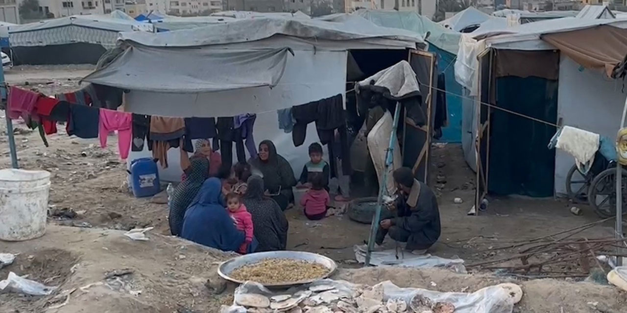 Terörist israilin evsiz bıraktığı Gazzeli anne, 8 çocuğu için endişeleniyor