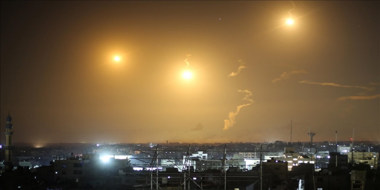 Katiller sürüsü israil ordusu Gazze'nin güney bölgelerini karadan ve havadan bombaladı