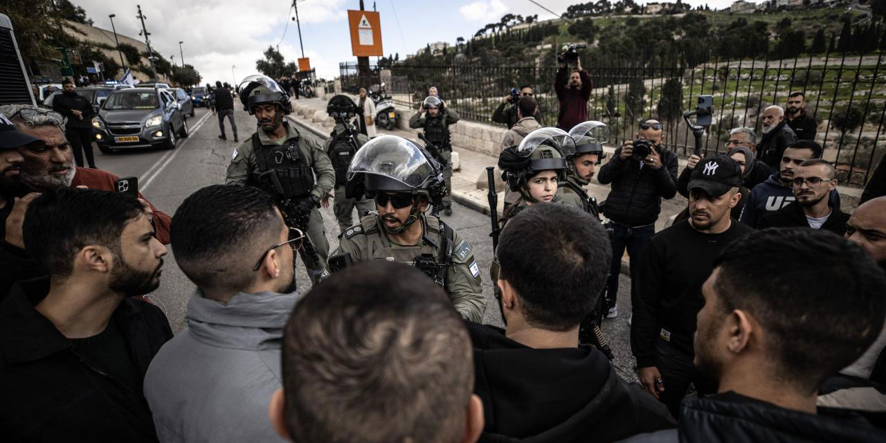 Terör devleti israil, Filistinlilerin Mescid-i Aksa'ya girişini 22 haftadır engelliyor