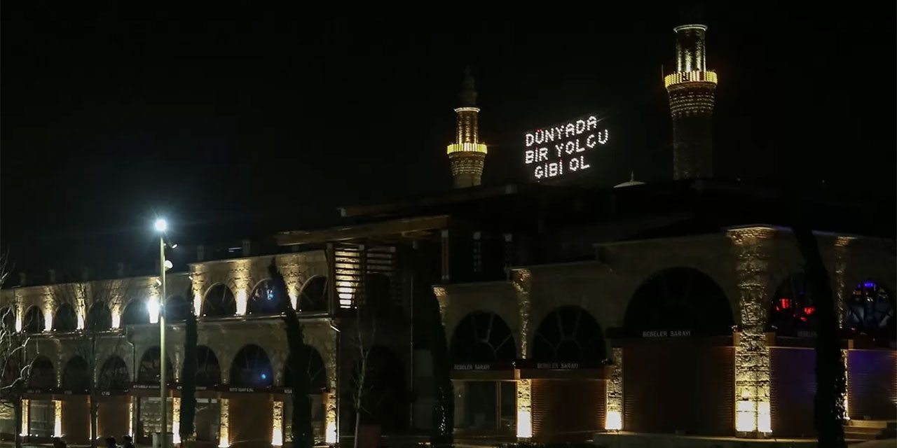 Bursa'daki tarihi Ulu Cami'ye 'Dünyada bir yolcu gibi ol' yazılı mahya asıldı