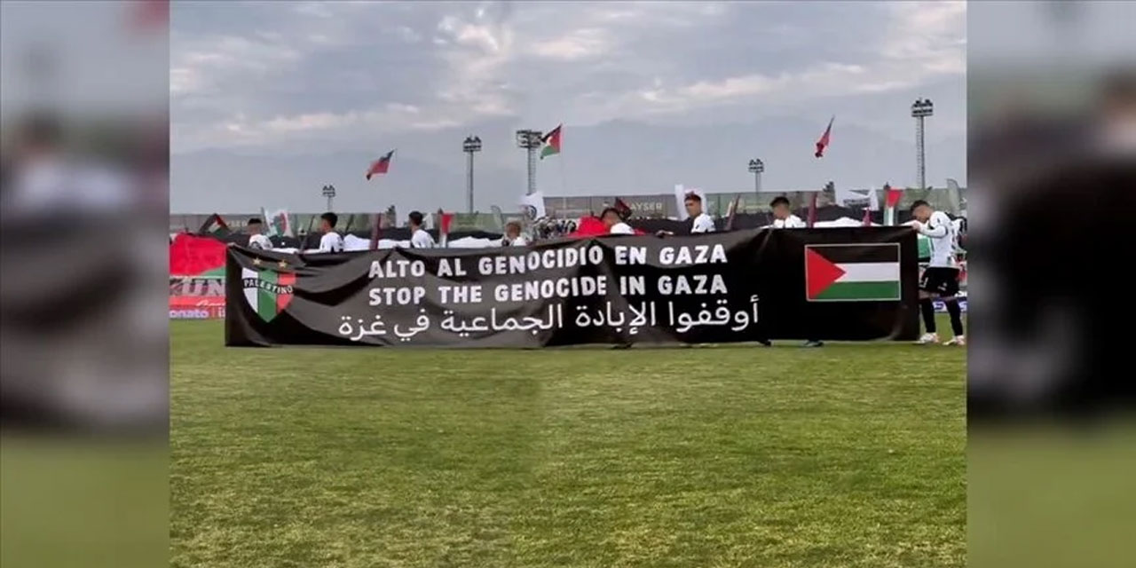 Palestino futbol kulübü sahaya 'Gazze'de soykırımı durdurun' pankartıyla çıktı