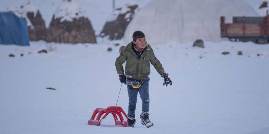 Kars'ta çocukların kızak keyfi