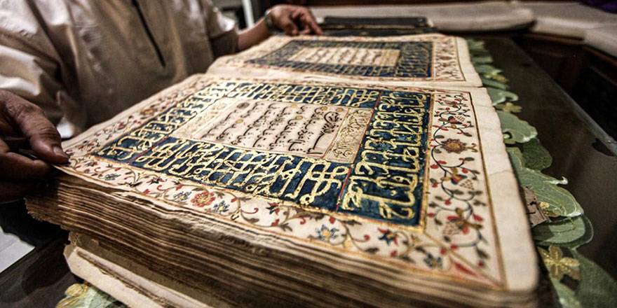 Endonezya'da 300 yıllık altın varaklı el yazması Kur'an-ı Kerim