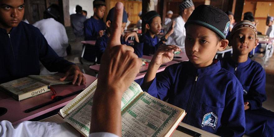 Endonezya'da İşitme engelliler işaret diliyle Kur'an-ı Kerim öğreniyor