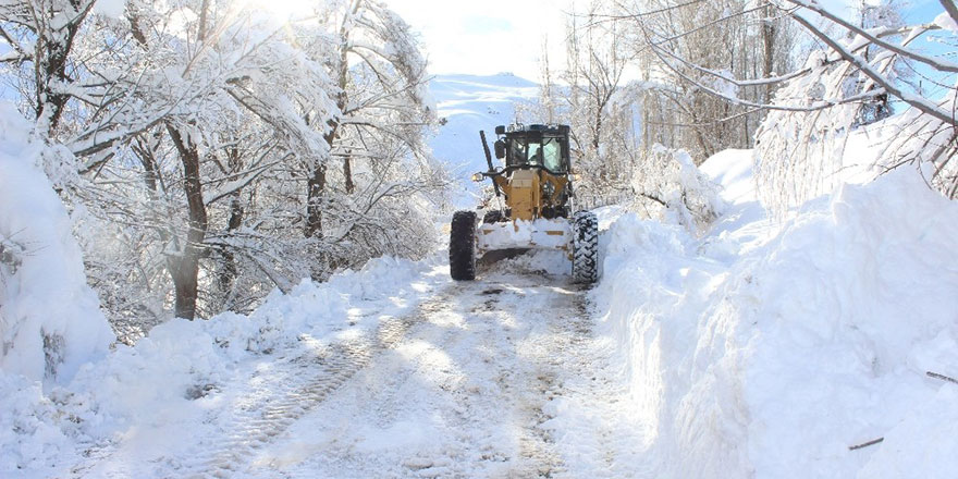 Kar yağdı 316 yerleşim yerinin yolu ulaşıma kapandı