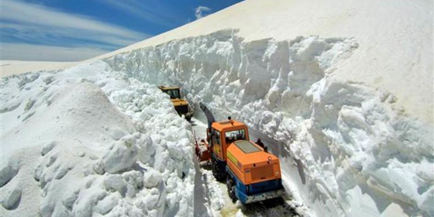 Erzurum, Ağrı, Iğdır ve Erzincan'da kardan kapanan 168 köy yolundan 144'ü açıldı