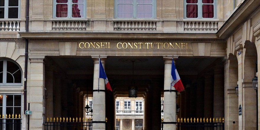 Fransa’da spor müsabakalarında başörtüsü yasağı protestosunu engelleyen Paris Emniyet Müdürüne ceza