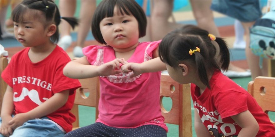 Çin'de azalan nüfusa karşı bebek yapan çiftlere kredili teşvik 