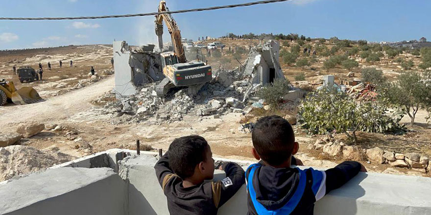 İşgalci İsrail, Batı Şeria'da Filistinlilere ait bir evi yıktı