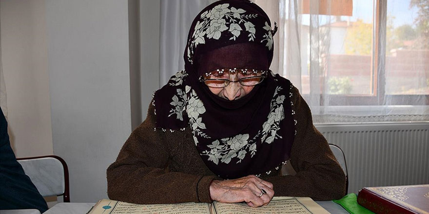 Maşallah! Nazmiye nine 91 yaşında Kur'an okumayı öğreniyor
