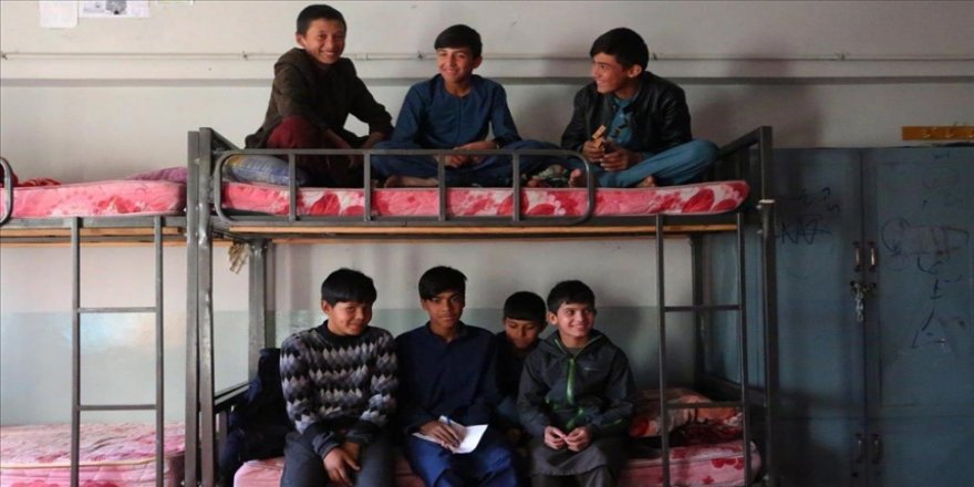 Afgan yetimleri, evlerini kaybediyor