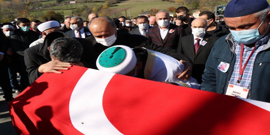Trabzon'da şehit polisin cenaze namazını babası kıldırdı